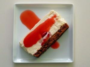 Gâteau chocolat blanc-romarin, fraise, speculoos et son coulis de fraise